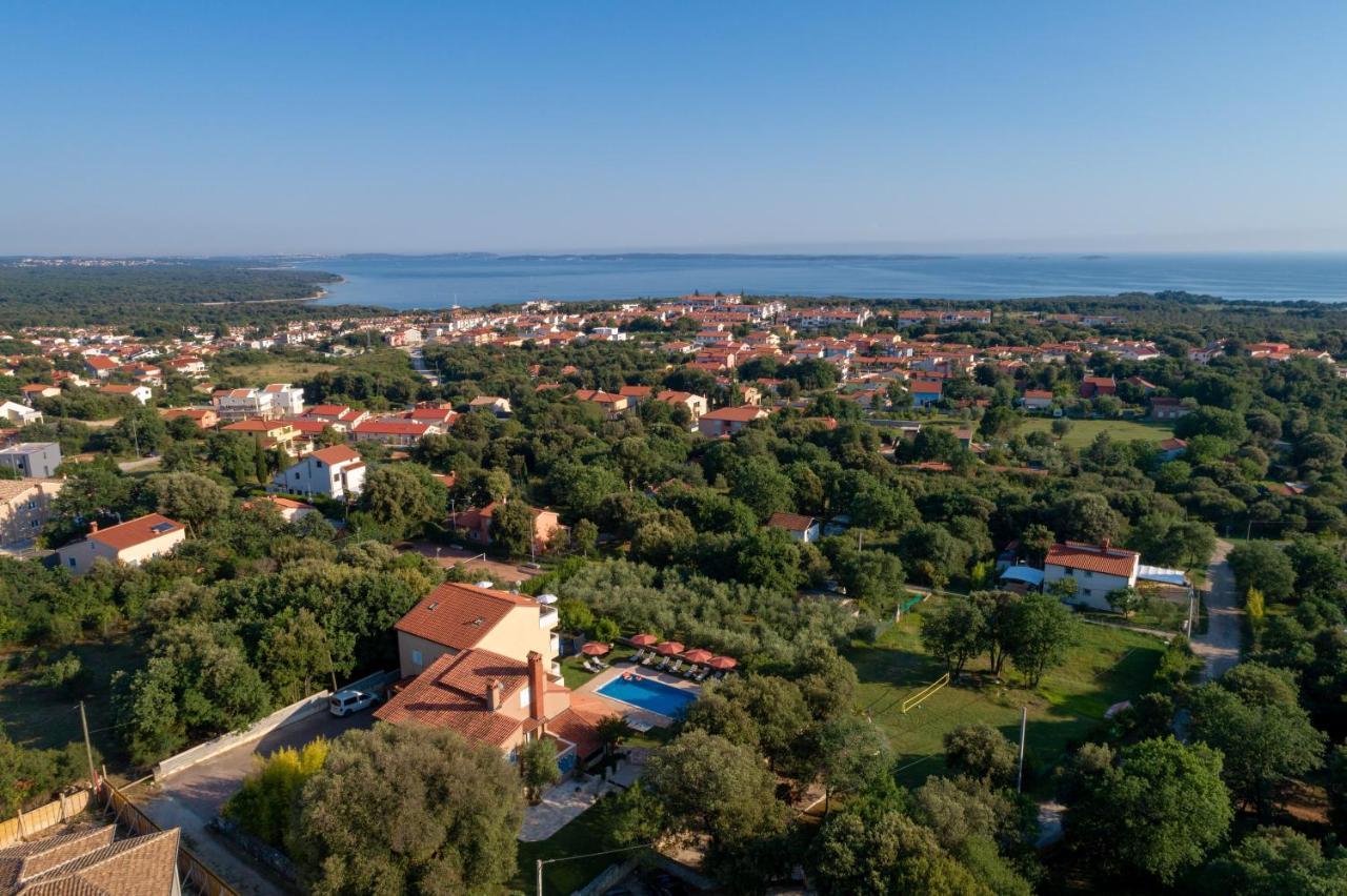 Guesthouse "Barboska" - Big Outdoor Swimming Pool & Private Tennis Court 보드냔 외부 사진