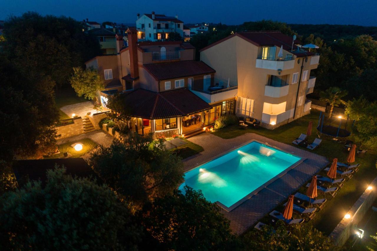 Guesthouse "Barboska" - Big Outdoor Swimming Pool & Private Tennis Court 보드냔 외부 사진