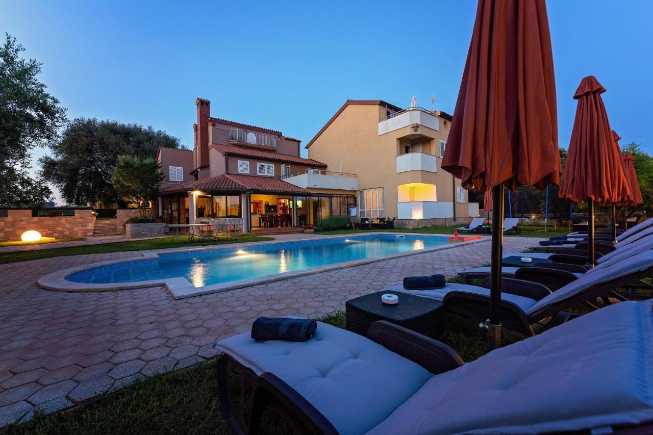 Guesthouse "Barboska" - Big Outdoor Swimming Pool & Private Tennis Court 보드냔 외부 사진