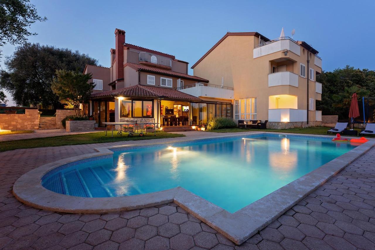 Guesthouse "Barboska" - Big Outdoor Swimming Pool & Private Tennis Court 보드냔 외부 사진