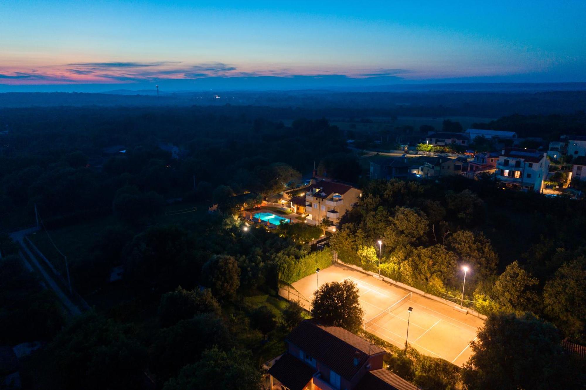 Guesthouse "Barboska" - Big Outdoor Swimming Pool & Private Tennis Court 보드냔 외부 사진