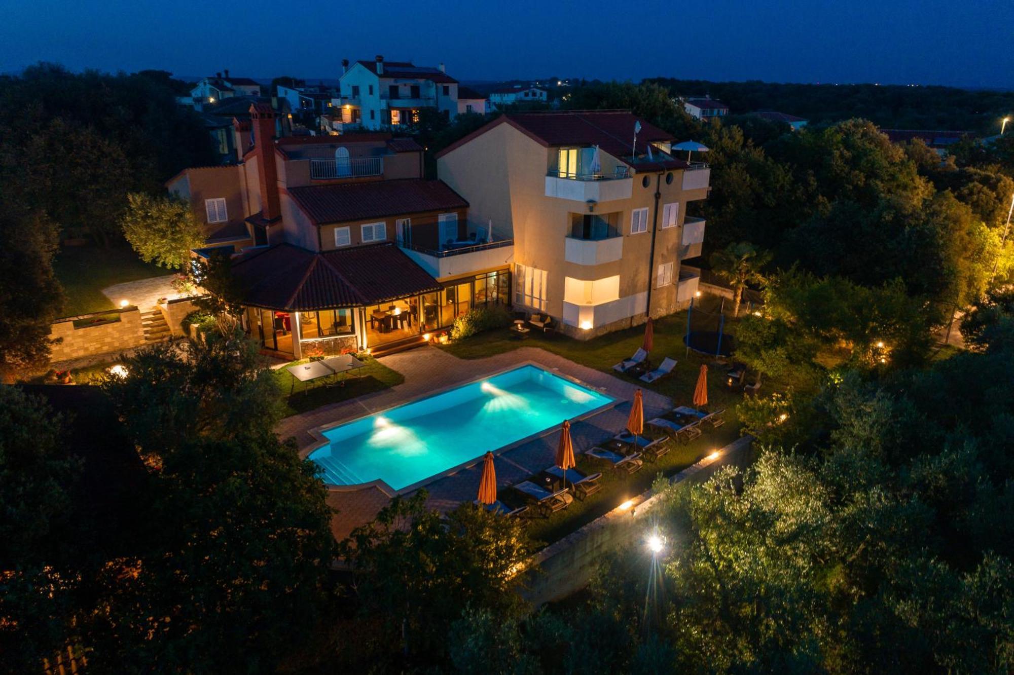 Guesthouse "Barboska" - Big Outdoor Swimming Pool & Private Tennis Court 보드냔 외부 사진