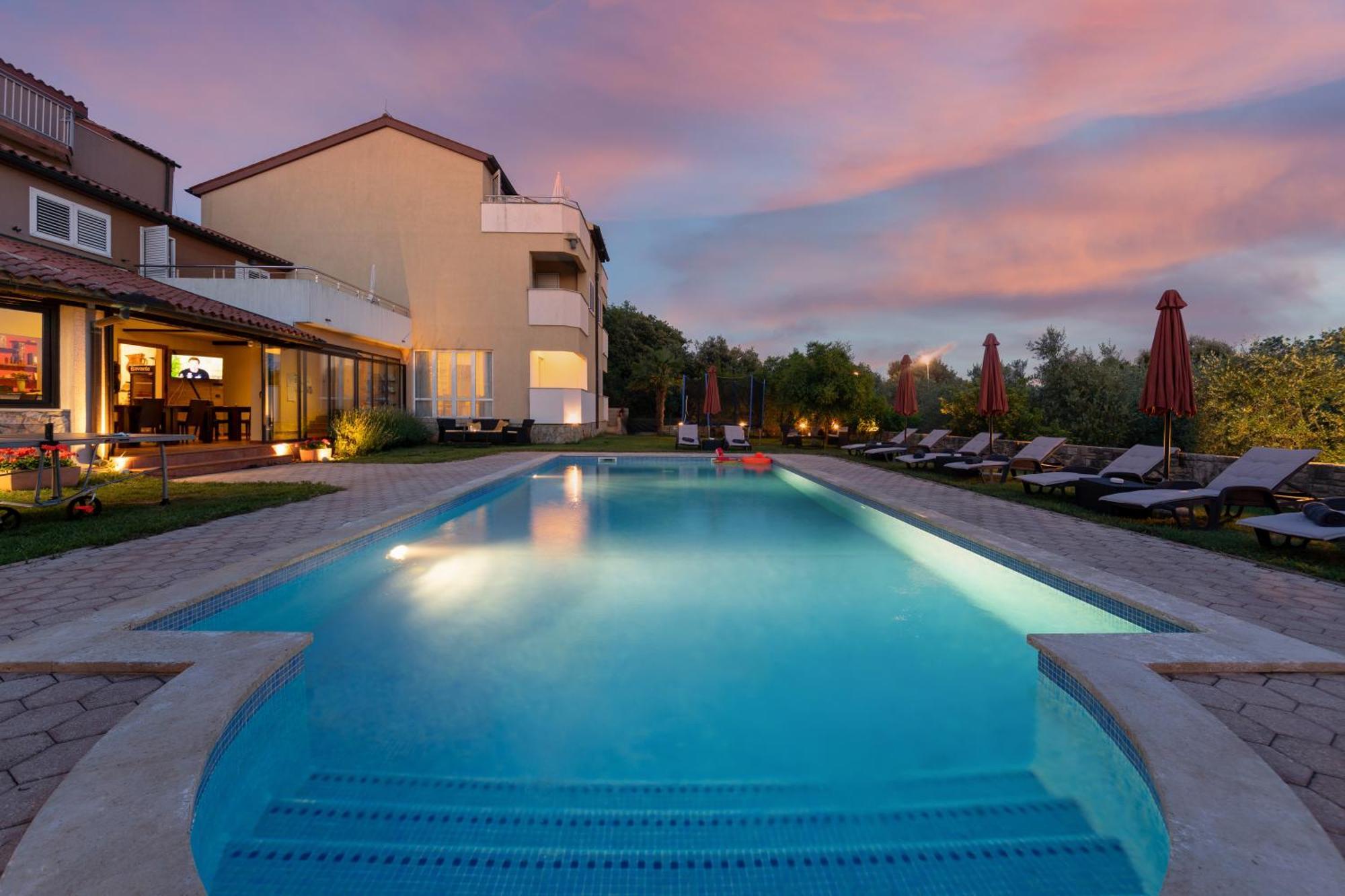 Guesthouse "Barboska" - Big Outdoor Swimming Pool & Private Tennis Court 보드냔 외부 사진
