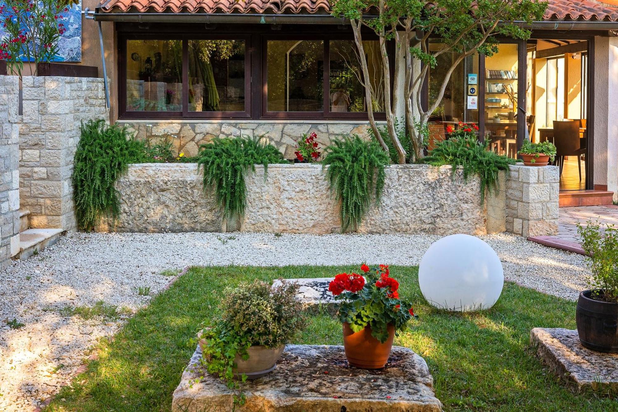 Guesthouse "Barboska" - Big Outdoor Swimming Pool & Private Tennis Court 보드냔 외부 사진