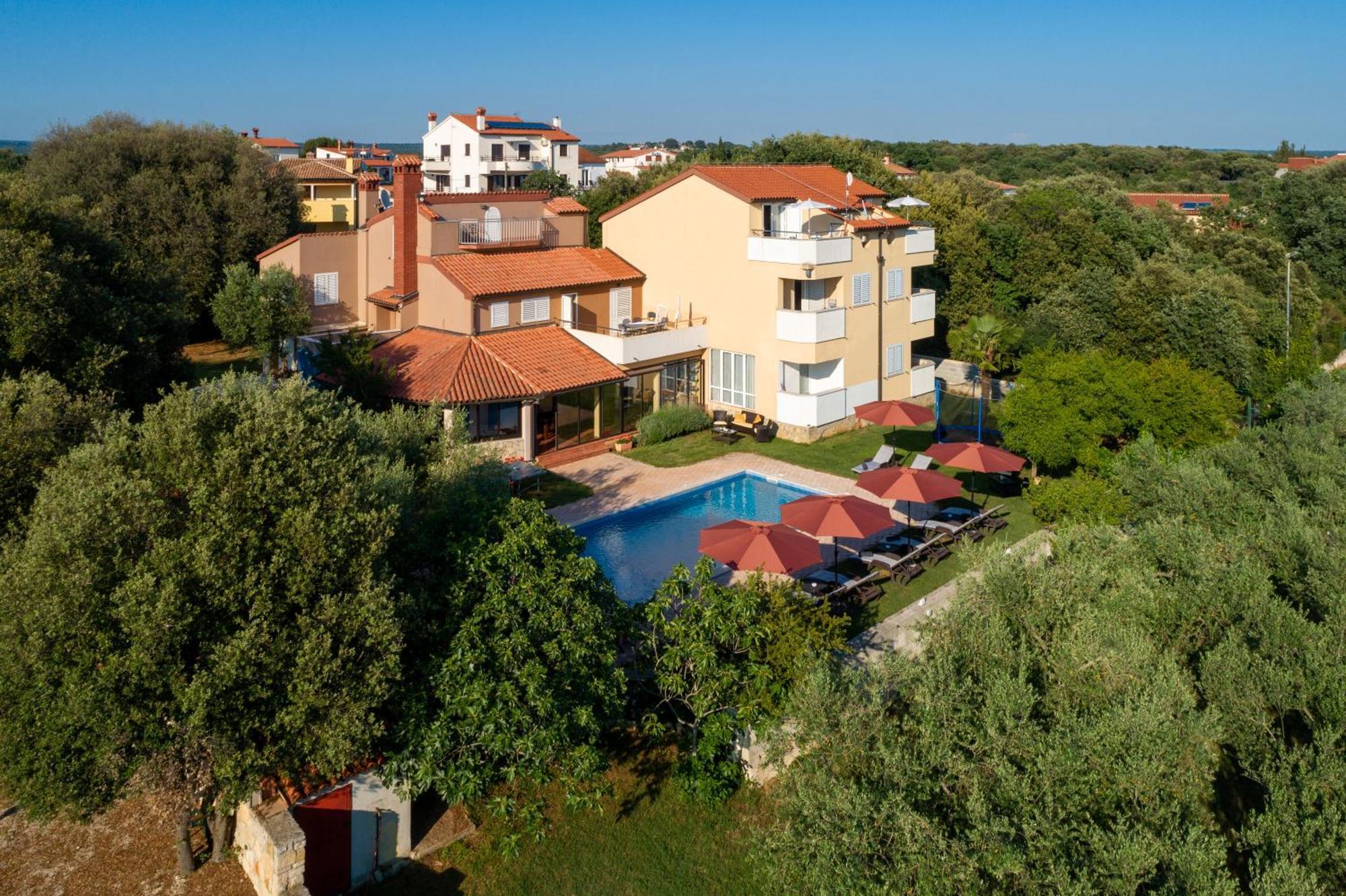 Guesthouse "Barboska" - Big Outdoor Swimming Pool & Private Tennis Court 보드냔 외부 사진