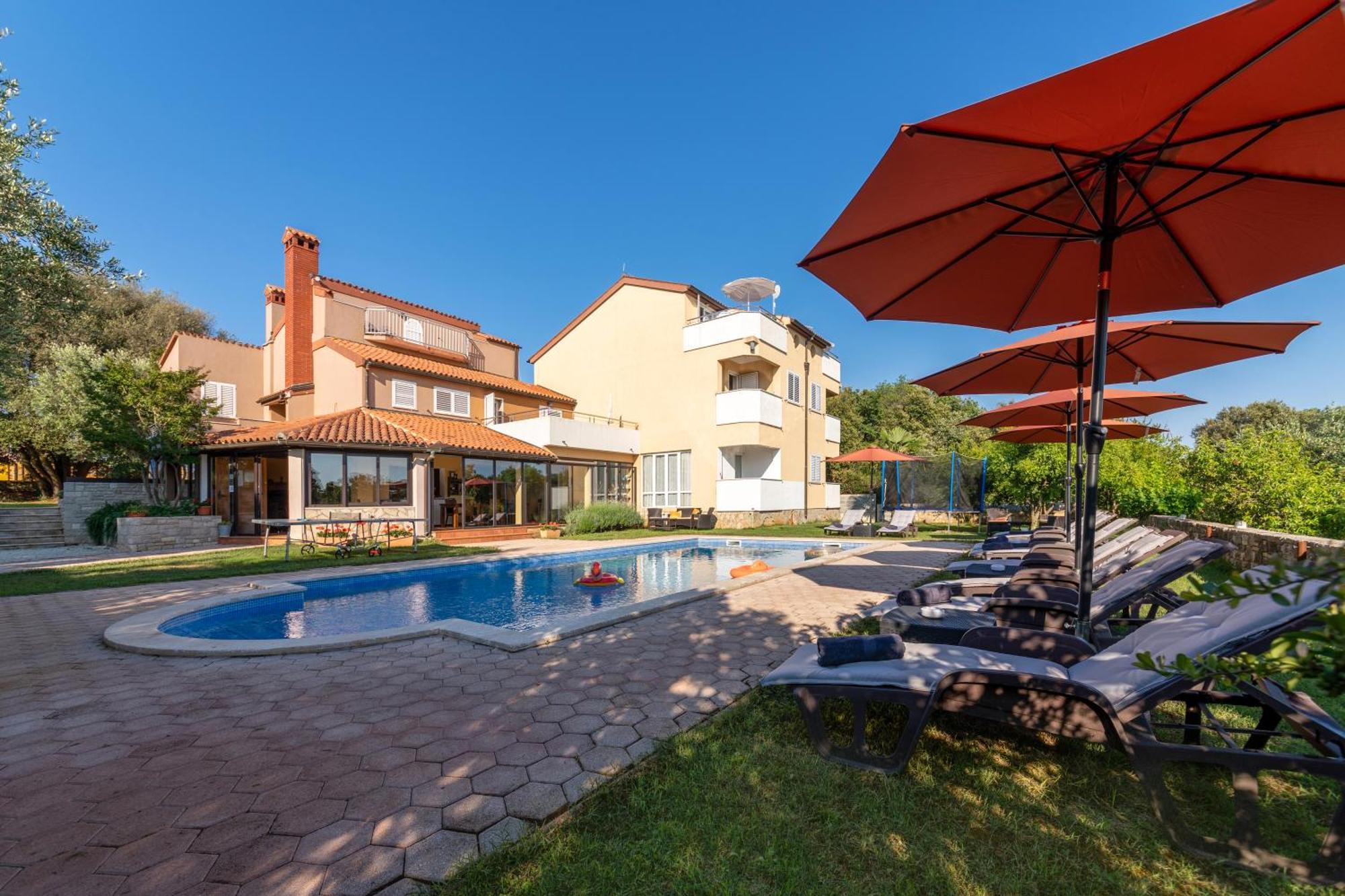 Guesthouse "Barboska" - Big Outdoor Swimming Pool & Private Tennis Court 보드냔 외부 사진