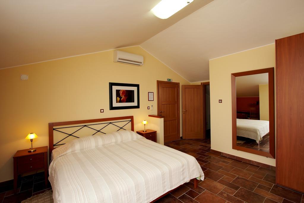 Guesthouse "Barboska" - Big Outdoor Swimming Pool & Private Tennis Court 보드냔 객실 사진