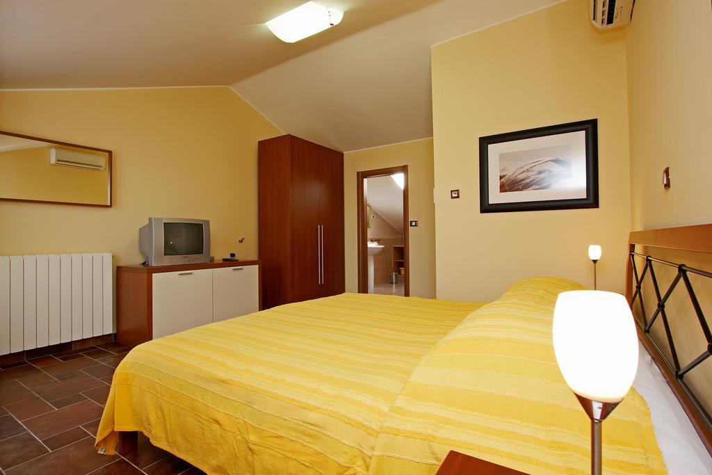 Guesthouse "Barboska" - Big Outdoor Swimming Pool & Private Tennis Court 보드냔 객실 사진