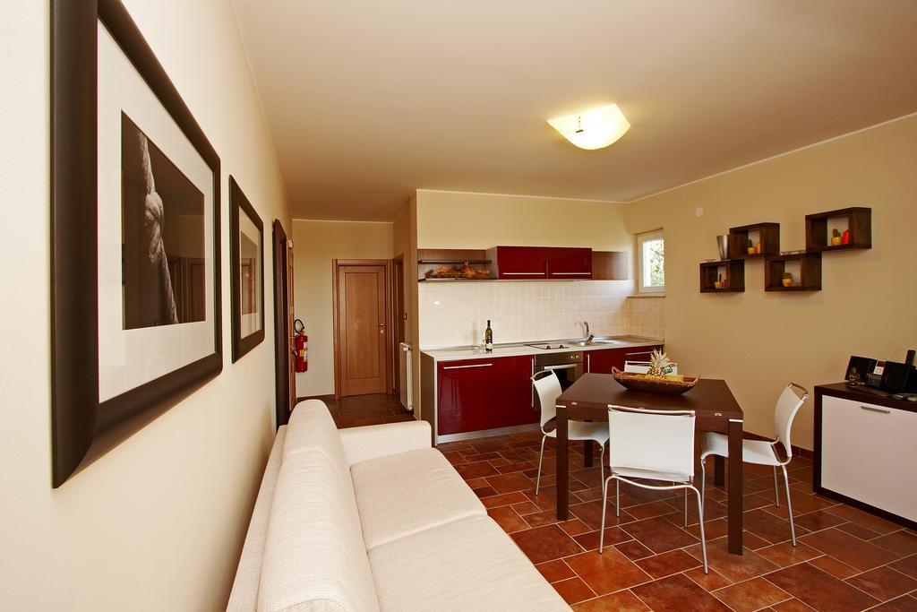 Guesthouse "Barboska" - Big Outdoor Swimming Pool & Private Tennis Court 보드냔 객실 사진
