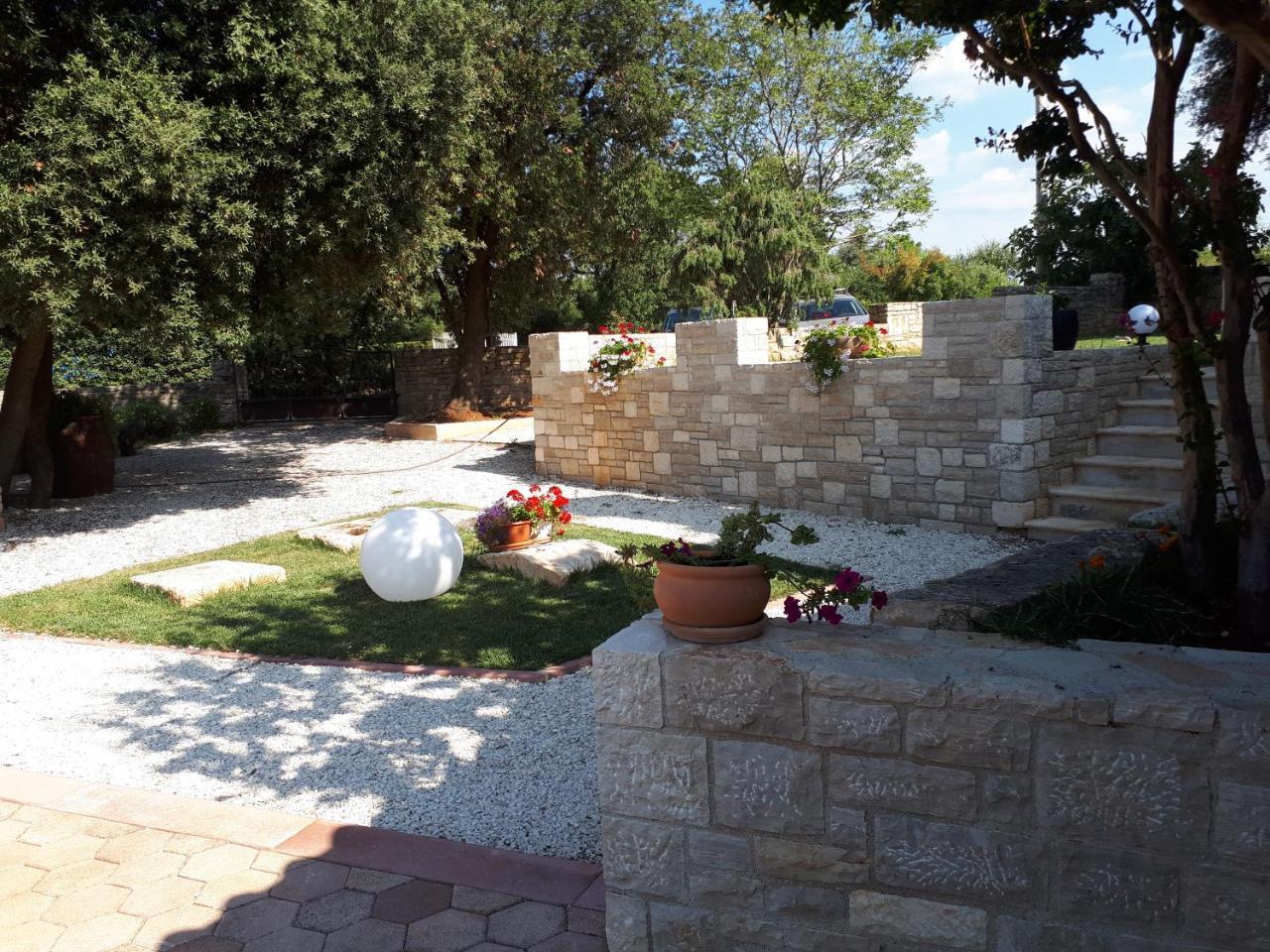 Guesthouse "Barboska" - Big Outdoor Swimming Pool & Private Tennis Court 보드냔 외부 사진