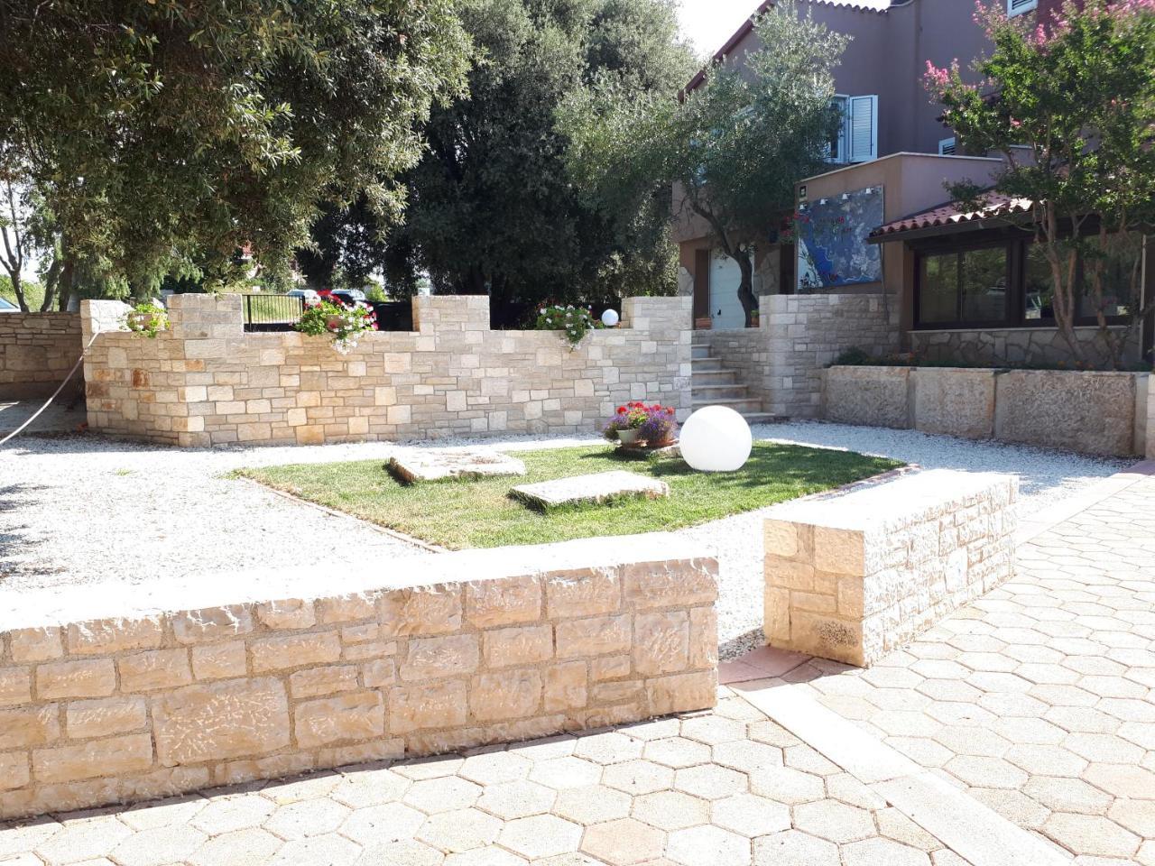 Guesthouse "Barboska" - Big Outdoor Swimming Pool & Private Tennis Court 보드냔 외부 사진
